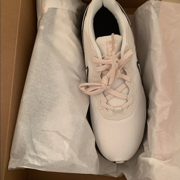 Nike Legend Essential Cream and Black Running Shoes. Brand new with box - Picture 3 of 5